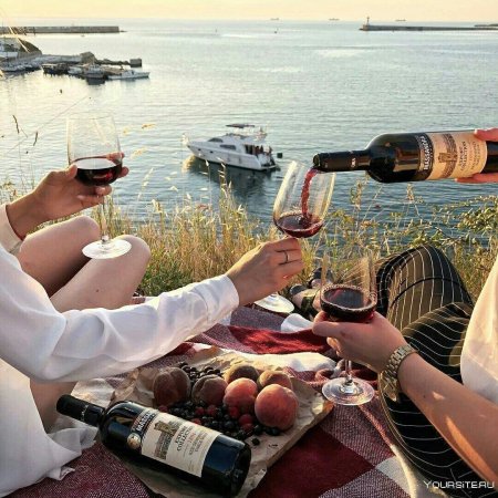 Вино на берегу моря