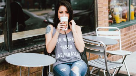 Девушка пьет кофе