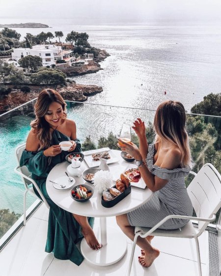 Подруги в ресторане