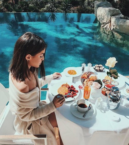 Красивая девушка завтракает