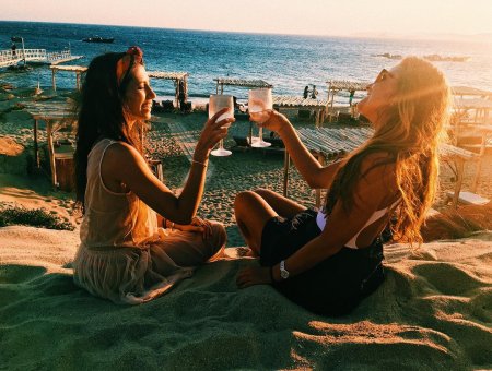 Подруги на море