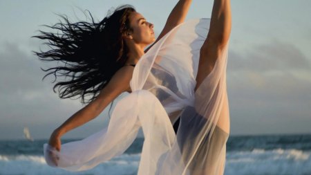 Девушка танец