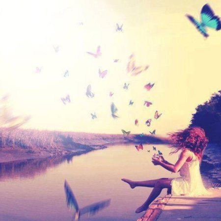 Девушка выпускает бабочек