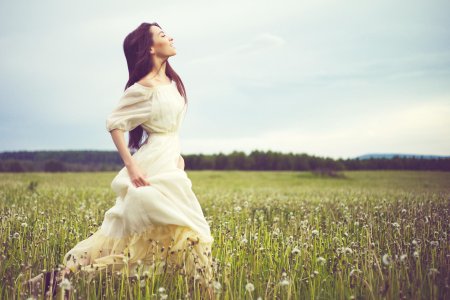 Девушка в поле