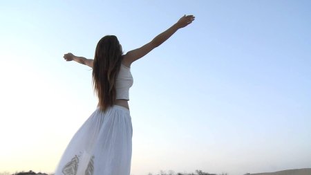 Девушка с поднятой рукой