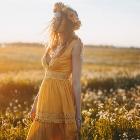 Девушка в платье красивая