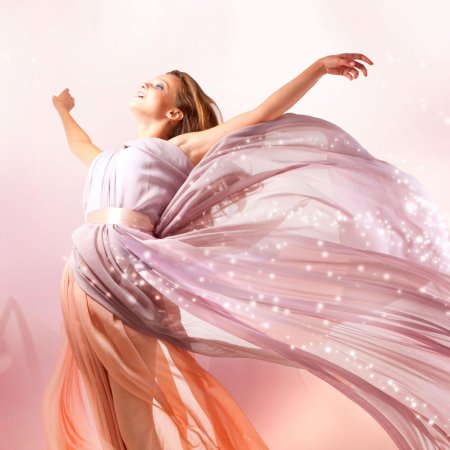Девушка в летящем платье