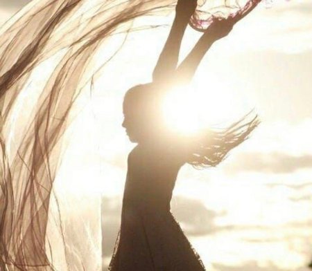 Девушка на ветру