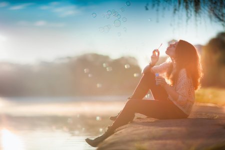 Девушка с мыльными пузырями