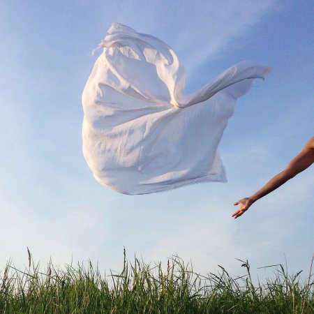 Женщина на ветру