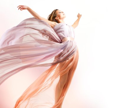 Девушка в развевающемся платье
