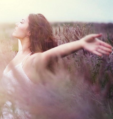 Фотосессия в высокой траве