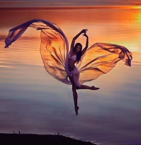 Девушка кружится в танце