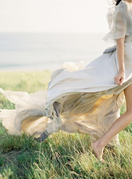 Девушка в платье на ветру