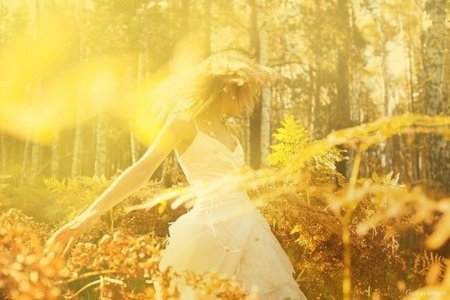 Девушка в солнечных лучах