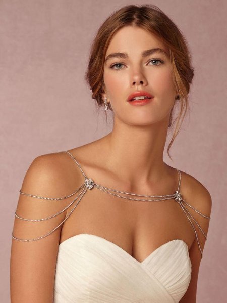 Украшение для платья с открытыми плечами