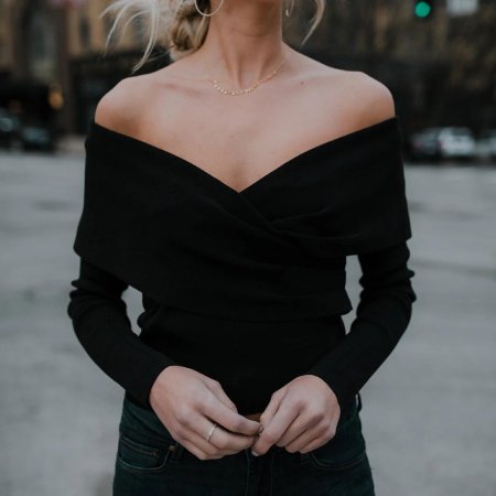 Девушка открытые плечи