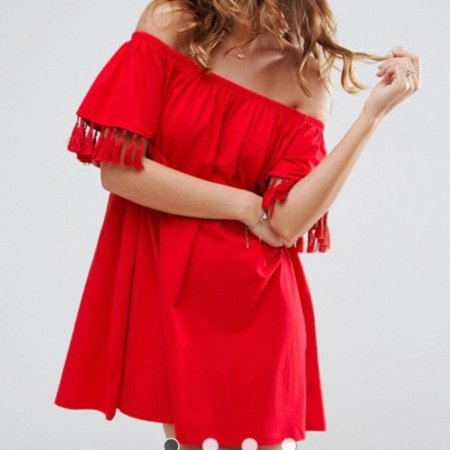 Красное платье с открытыми плечами