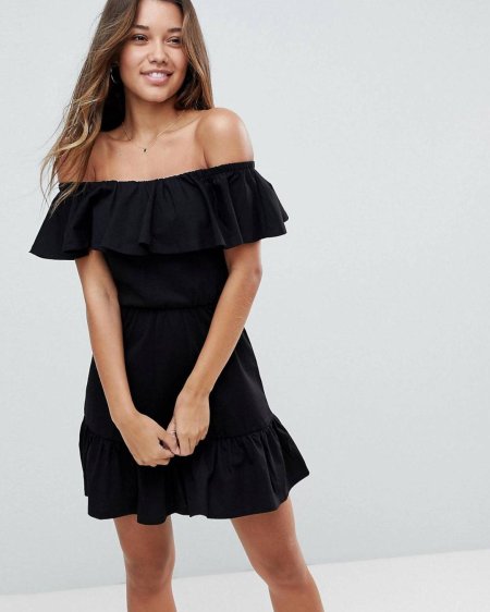 Платье с открытыми плечам