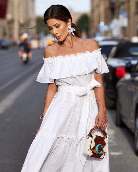 Модное белое платье