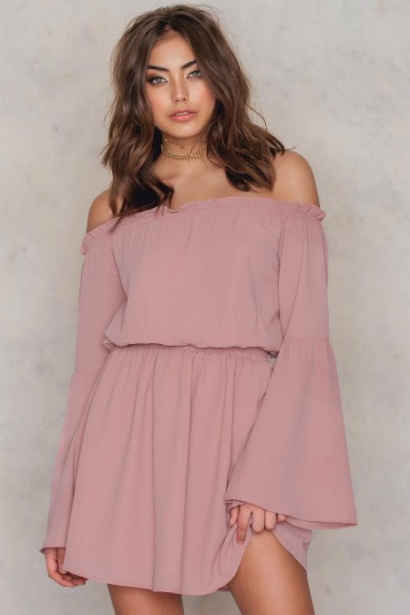 Розовое платье с открытыми плечами