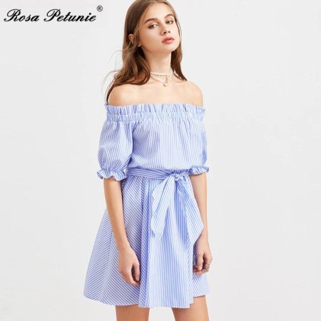 Платье с открытыми плечами на резинке