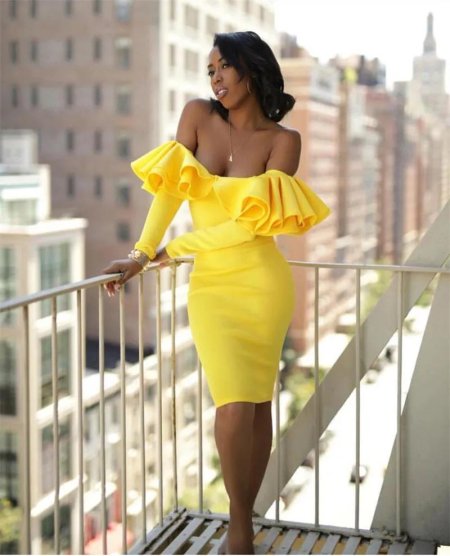 Желтое платье с декольте