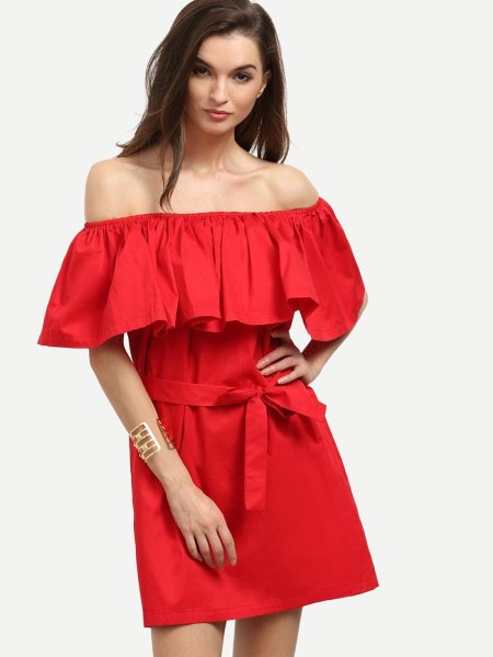 Красное платье с открытыми плечами