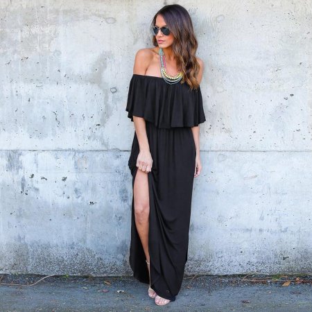 Длинное платье с открытыми плечам