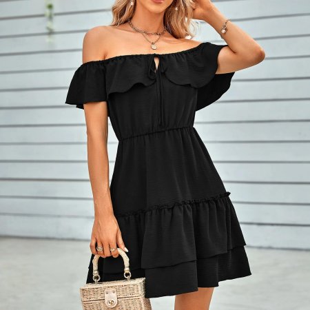 Платье с открытыми плечами короткое