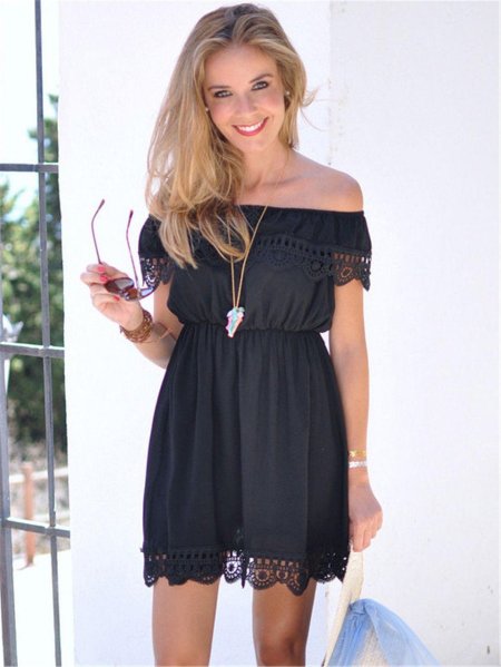 Платье с кружевами