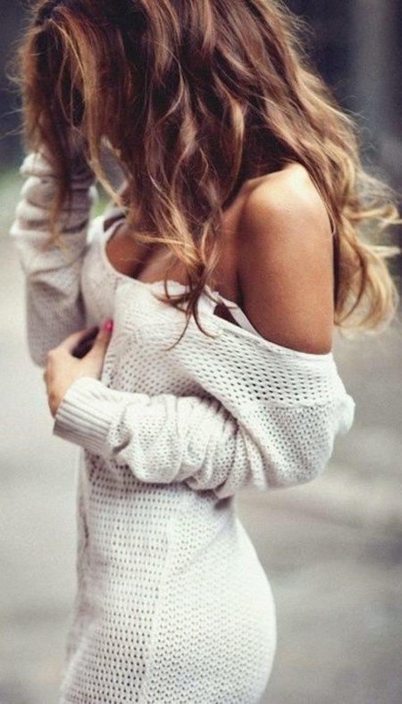 Красивая брюнетка в свитере