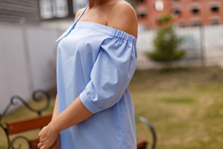 Платье с открытыми плечами летнее