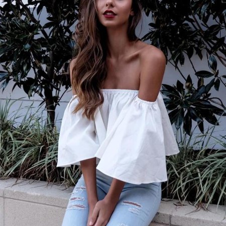 Белая блузка с открытыми плечами