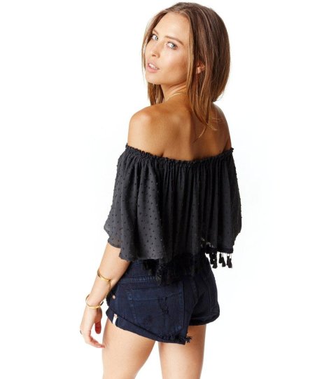 Кофточка с открытым плечом