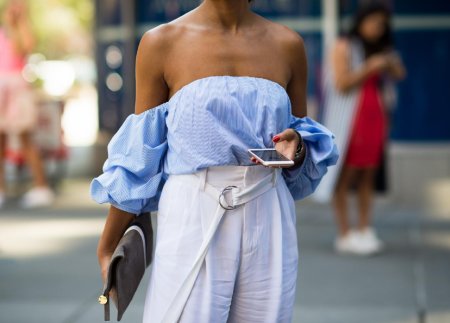 Девушка с открытыми плечами