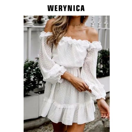 Белое платье с открытыми плечами