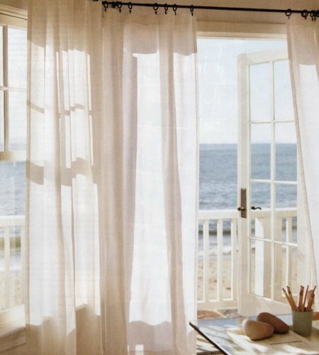 Открытое окно с занавесками