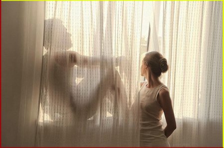 Фотосессия возле окна