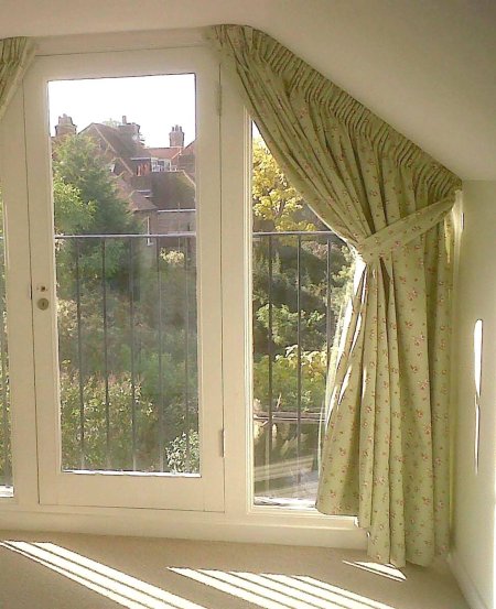 Занавески на мансардные окна со скошенным верхом