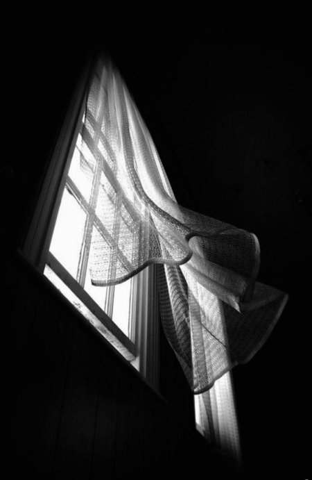 Окно занавеска ветер