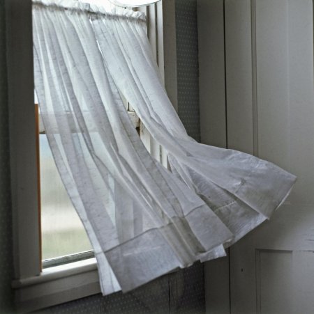 Занавеска на ветру