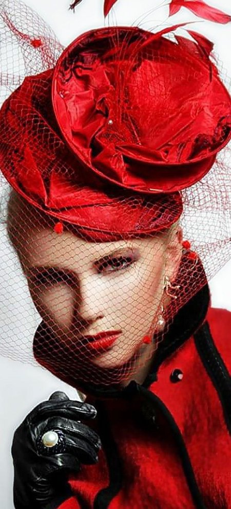 Женщина в красной шляпе