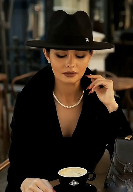 Девушка в шляпе