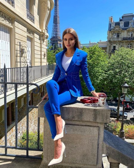 Синий брючный костюм женский