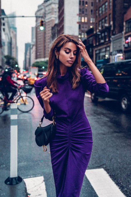 Модель в фиолетовом платье