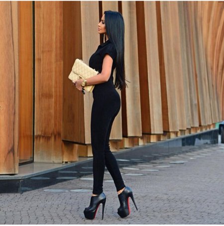 Брюнетка на высоких каблуках