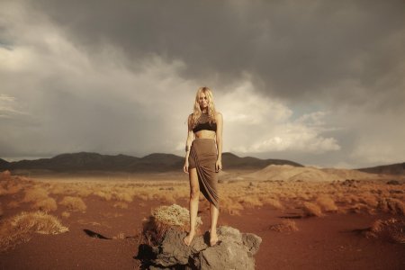 Девушка в пустыне