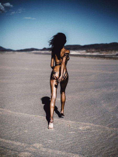 Девушка в песках