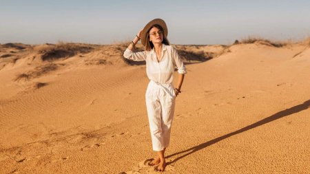 Женщина в пустыне